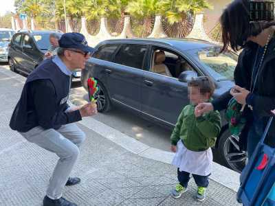 ...iniziando a canticchiare e a ballare la canzone di Sanremo �Ciao Ciao�, provocando le risate del principino